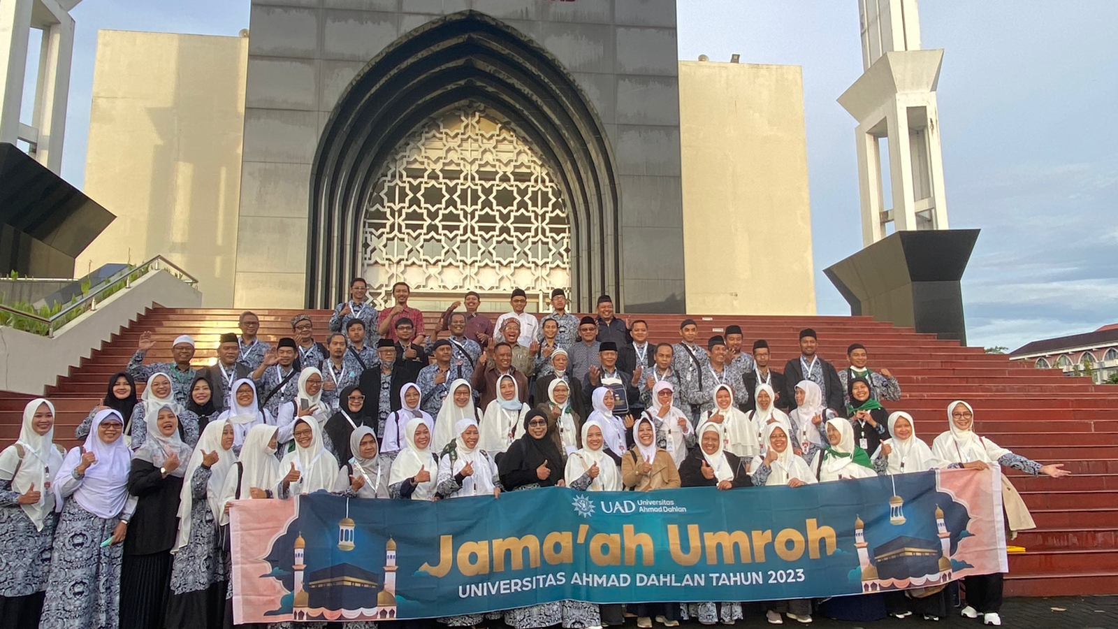 Jamaah Umroh 2023 terdiri dari Dosen dan Tendik UAD